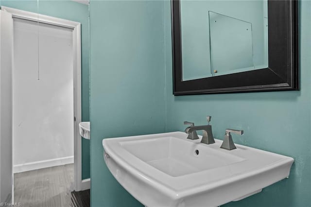bathroom with a sink and baseboards