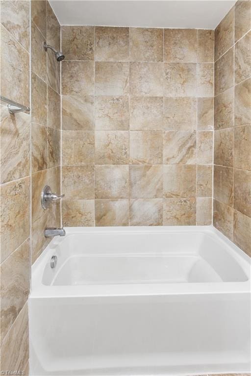 bathroom with tiled shower / bath