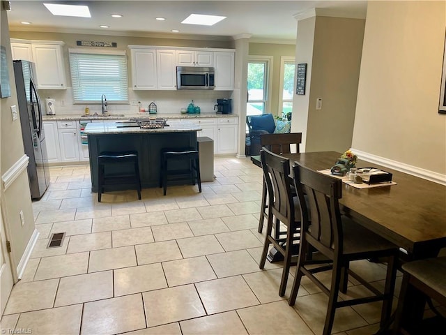 940 Huntington Run Ln, Kernersville, NC 27284 - kitchen with stainless steel appliances, decorative backsplash, white cabinets, crown molding, and recessed lighting