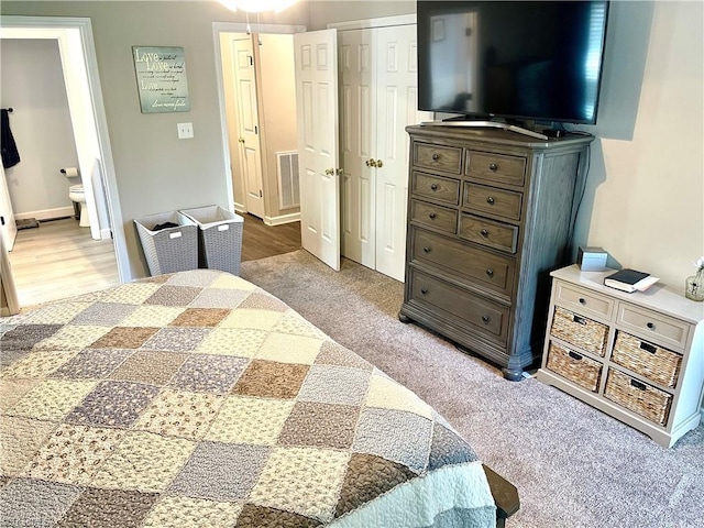 940 Huntington Run Ln, Kernersville, NC 27284 - carpeted bedroom featuring a closet, ensuite bathroom, and baseboards