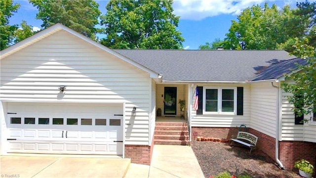 940 Huntington Run Ln, Kernersville, NC 27284 - single story home featuring a garage, concrete driveway, and roof with shingles