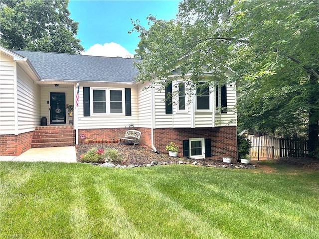 940 Huntington Run Ln, Kernersville, NC 27284 - view of front of home featuring entry steps and a shingled roof