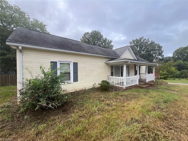 view of front facade with a front lawn and a porch