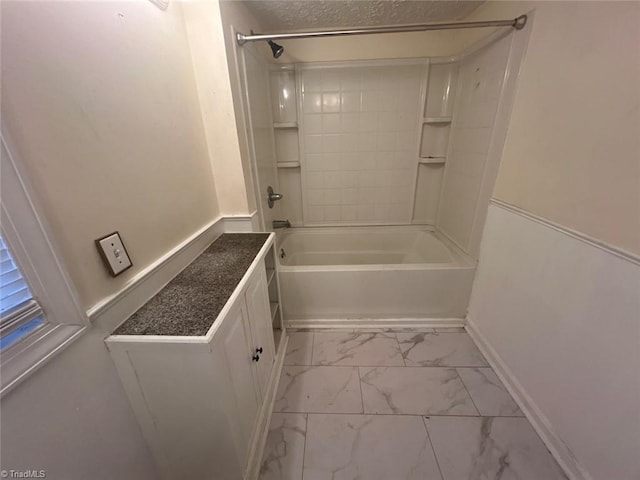 bathroom with tiled shower / bath combo