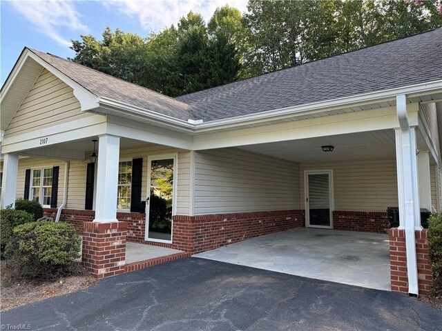 view of front of property featuring a carport