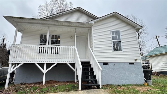 view of front of property featuring covered porch