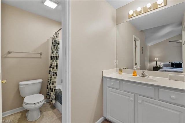 bathroom with curtained shower, toilet, ceiling fan, vanity, and baseboards