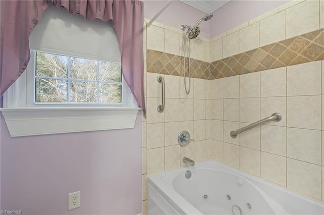 bathroom with tiled shower / bath