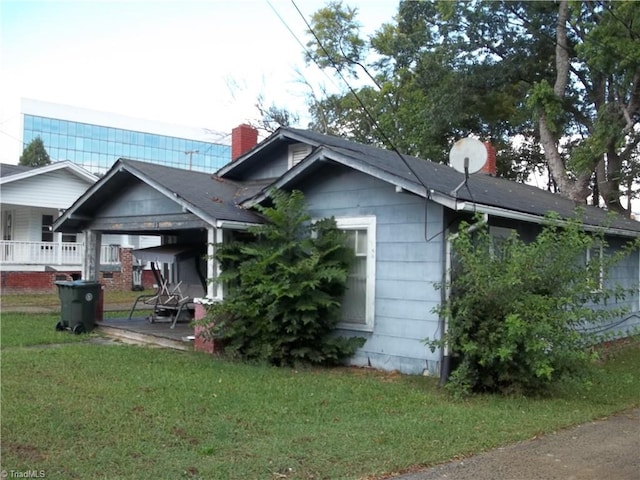 view of side of property featuring a yard