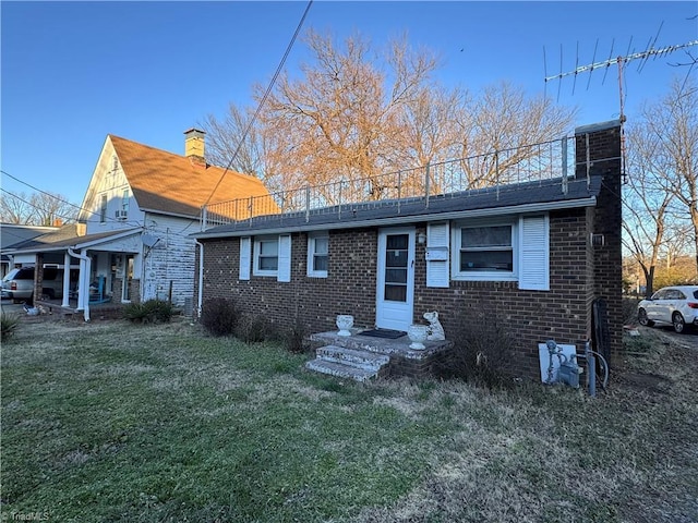 view of front of home with a front lawn