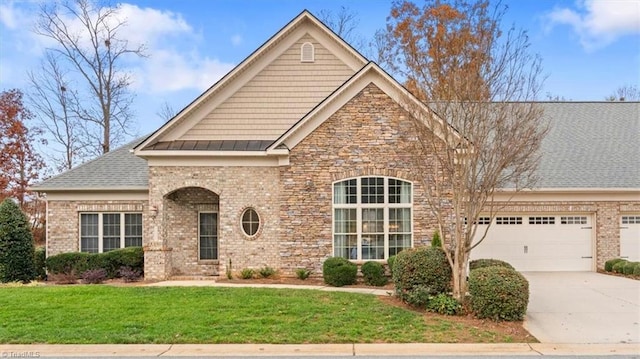 view of front of property featuring a front lawn