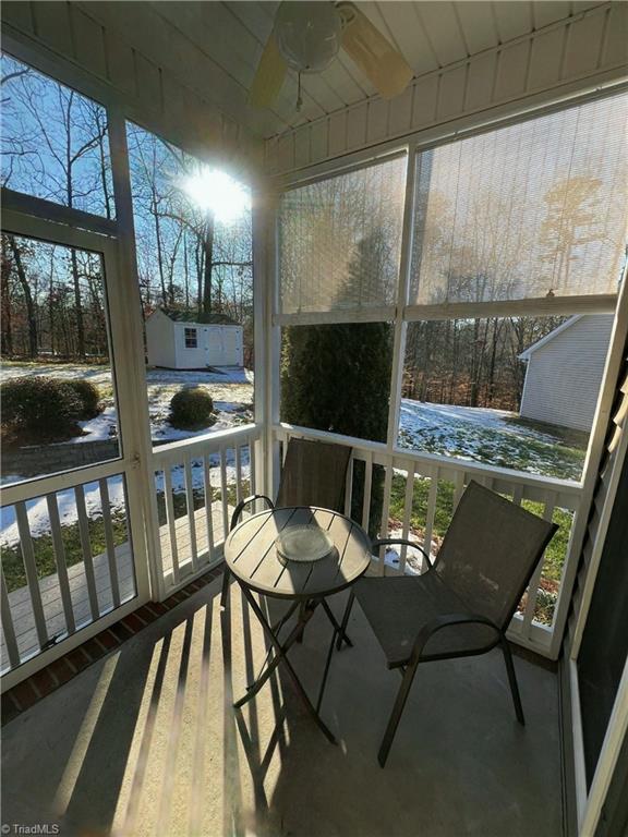 sunroom with ceiling fan