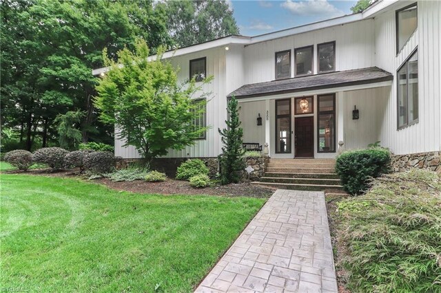 view of front of house featuring a front yard