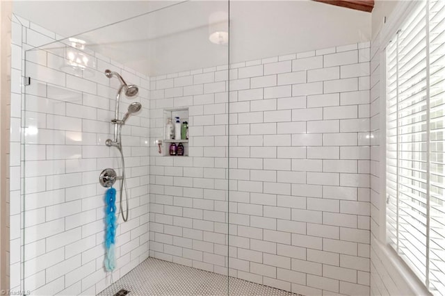 bathroom with plenty of natural light and tiled shower