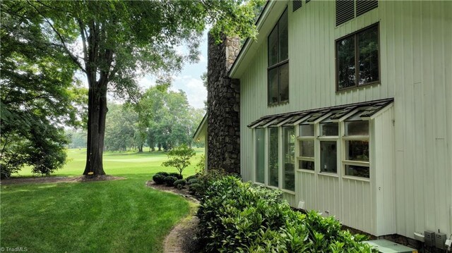 view of side of property featuring a lawn