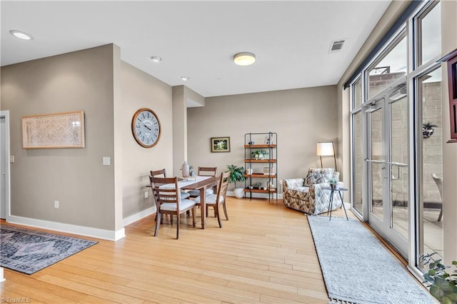 dining room featuring light wood finished floors, recessed lighting, visible vents, and baseboards