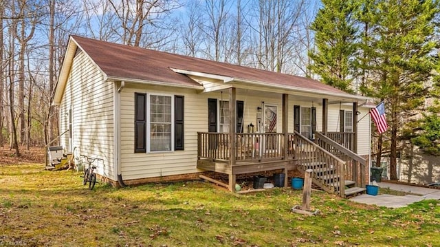 view of front of home featuring a porch and a front lawn