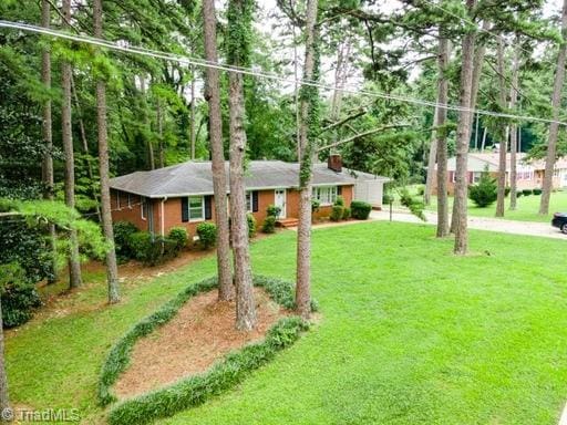 ranch-style house featuring a front yard