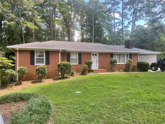 ranch-style home featuring a front lawn