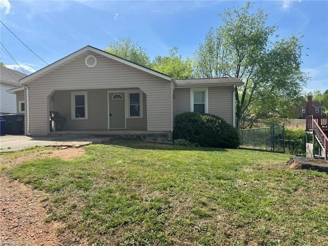 view of front of property featuring a front lawn and fence