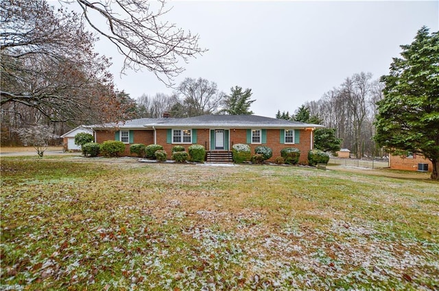 ranch-style home featuring a front lawn