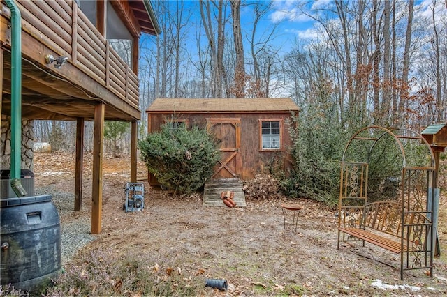 view of yard with a storage unit