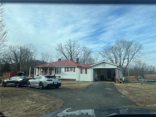 view of front of home featuring a front yard