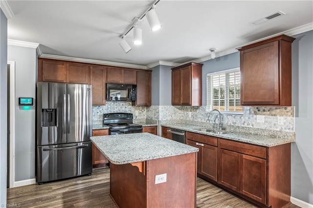 kitchen featuring visible vents, black appliances, a sink, crown molding, and dark wood-style flooring