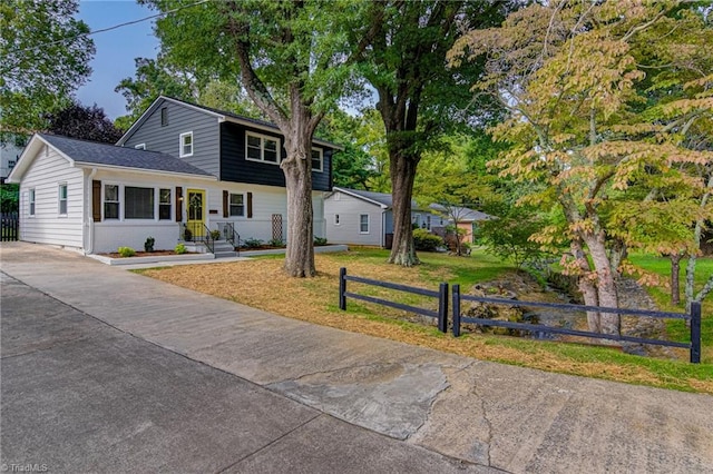 view of front of house featuring a front lawn