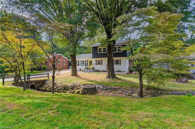 view of front facade with a front lawn