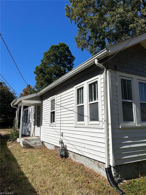 view of side of property featuring a yard