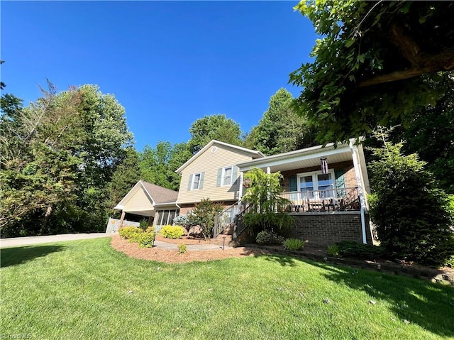 view of front facade featuring a front lawn and covered porch