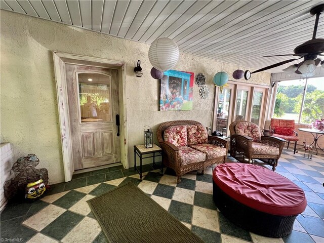 sunroom with ceiling fan