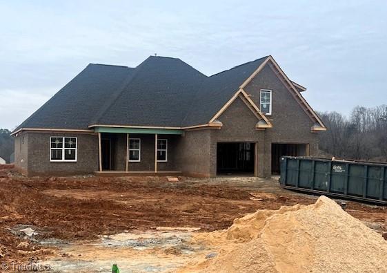 view of front of house featuring a front lawn and a garage