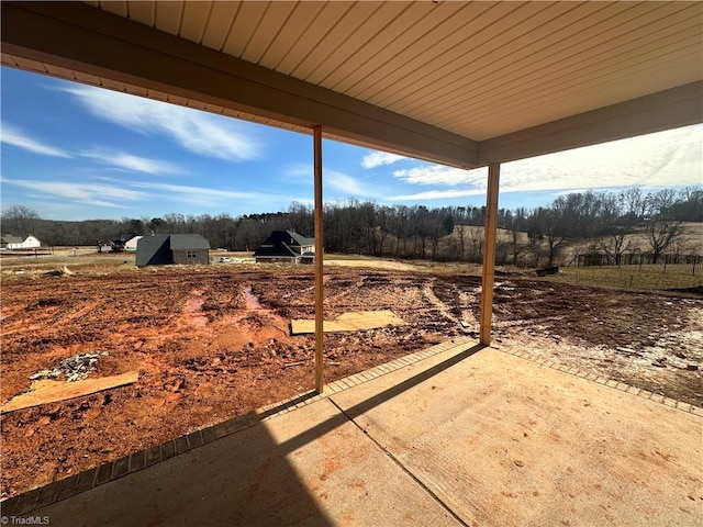 view of yard featuring a patio area