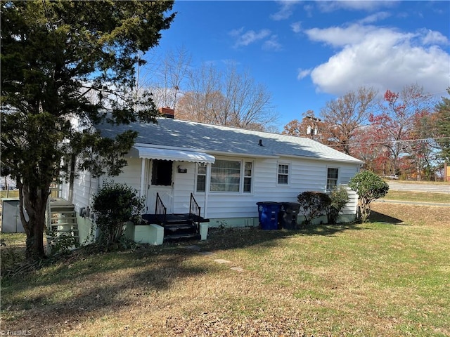 view of front of house featuring a front lawn