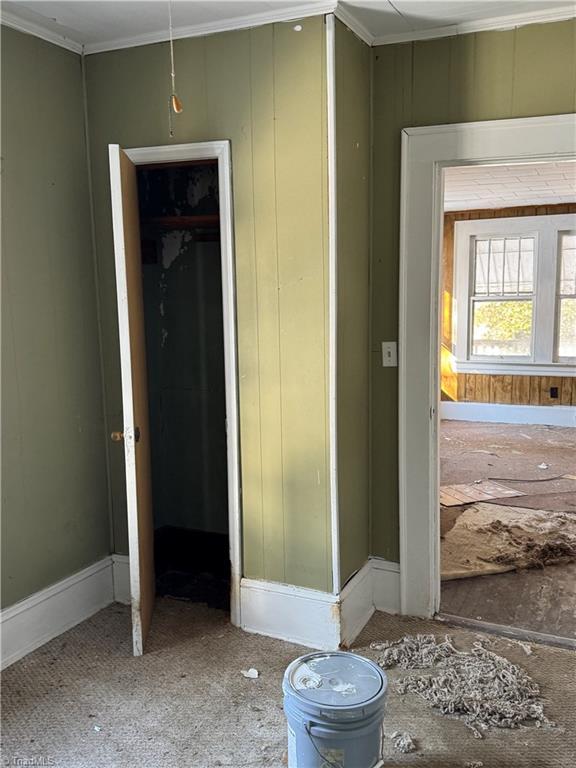 bathroom featuring crown molding