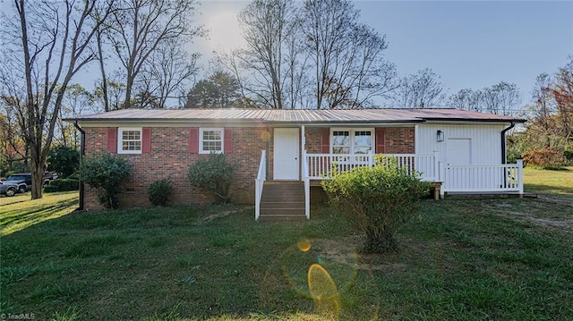 view of front of home featuring a front lawn