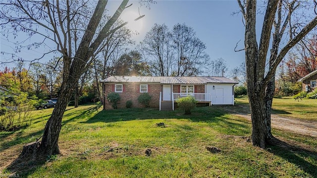 ranch-style house featuring a front yard and covered porch