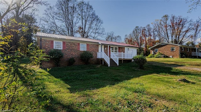 ranch-style home featuring a front lawn