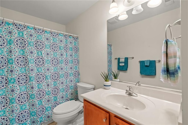 full bathroom with a shower with shower curtain, toilet, and vanity