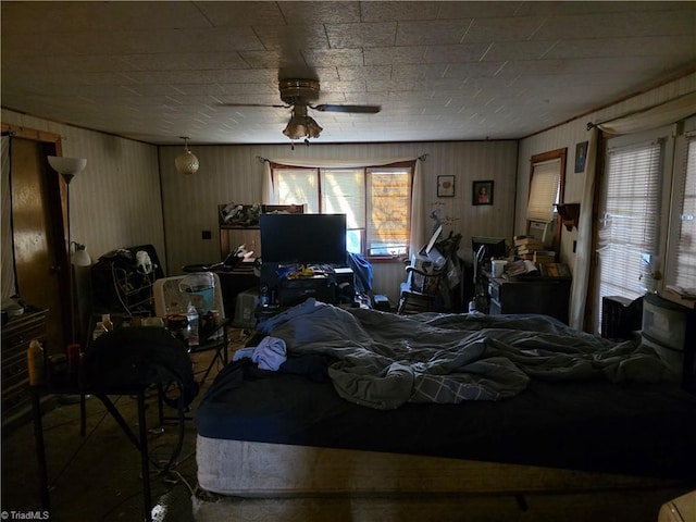 bedroom featuring ceiling fan