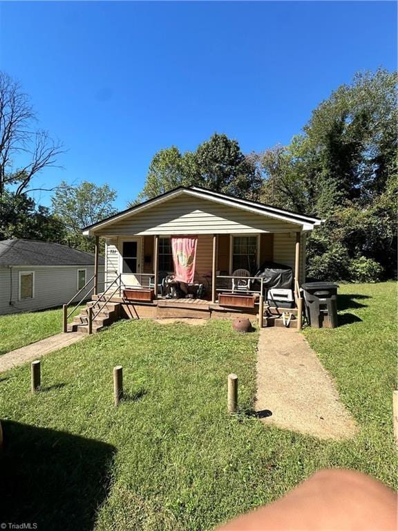 view of front of home featuring a porch and a front yard