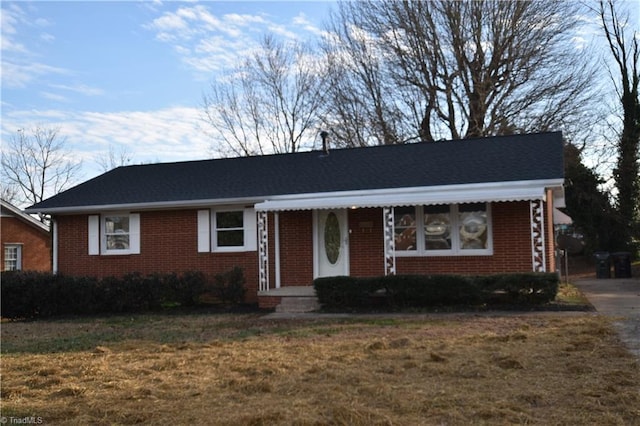 single story home with a front lawn