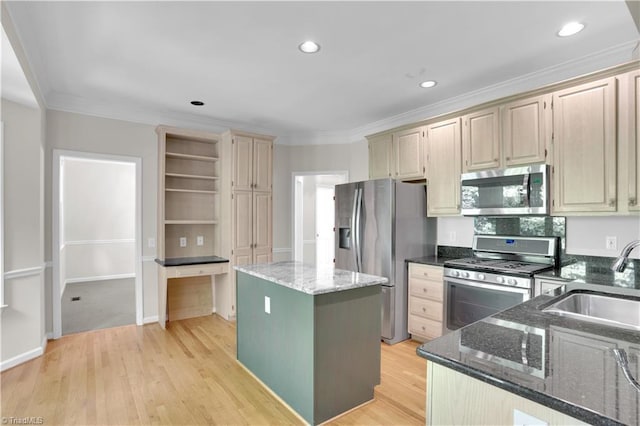 4507 Brandt Ridge Dr, Greensboro, NC 27455 - kitchen featuring light wood-style floors, a sink, a kitchen island, and stainless steel appliances