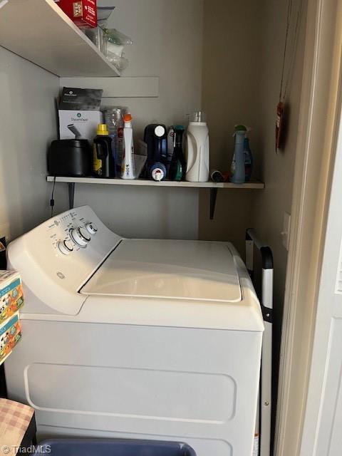 washroom featuring washer / clothes dryer and laundry area