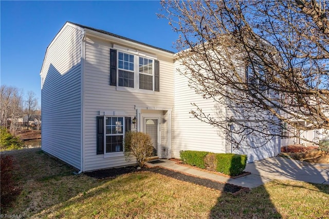 view of front of home featuring a front yard