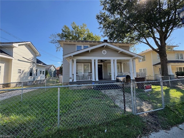 view of front facade featuring covered porch, a front yard, and ceiling fan