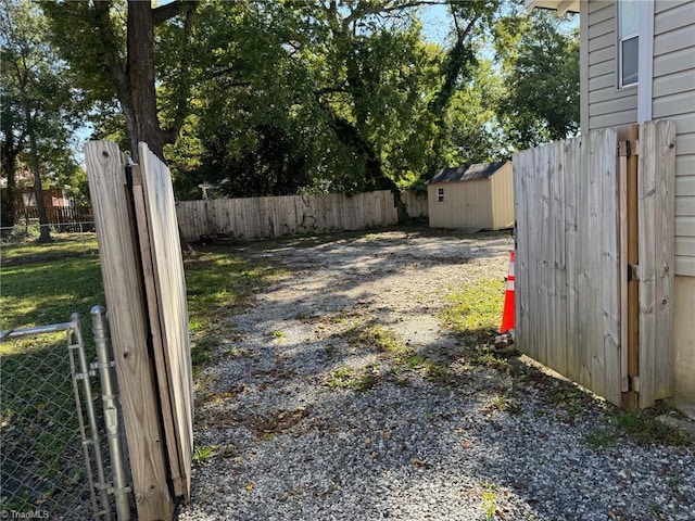 view of yard featuring a storage unit