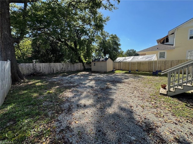 view of yard featuring a storage shed